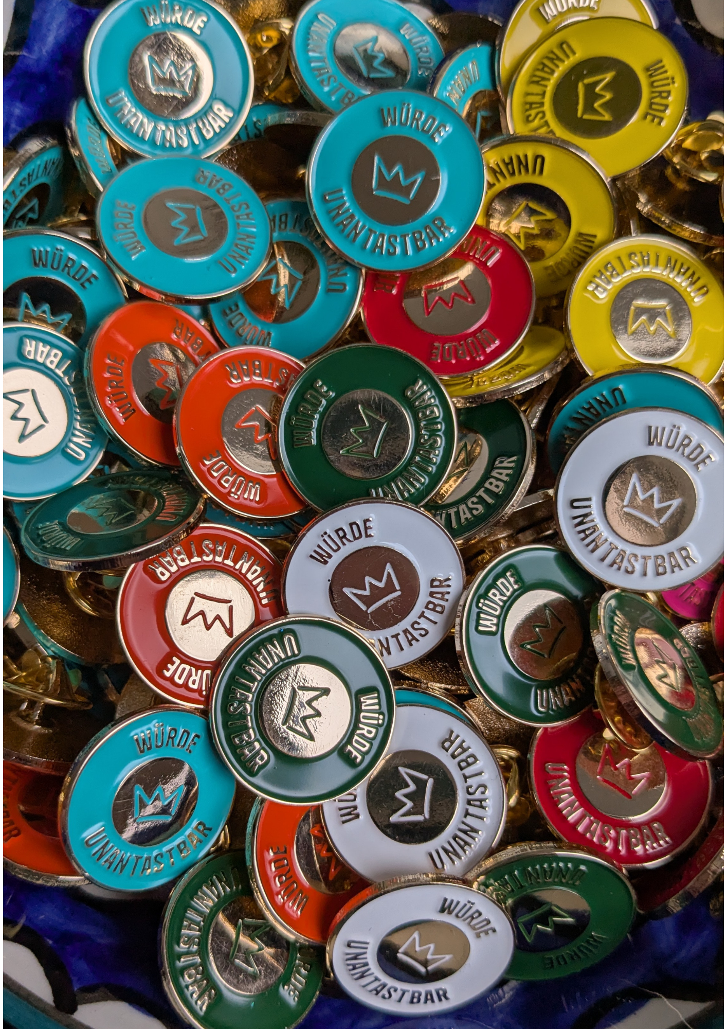 Würde Pins